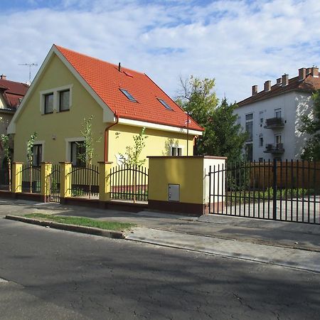 Poroszlay Apartman Debrecen Exterior photo